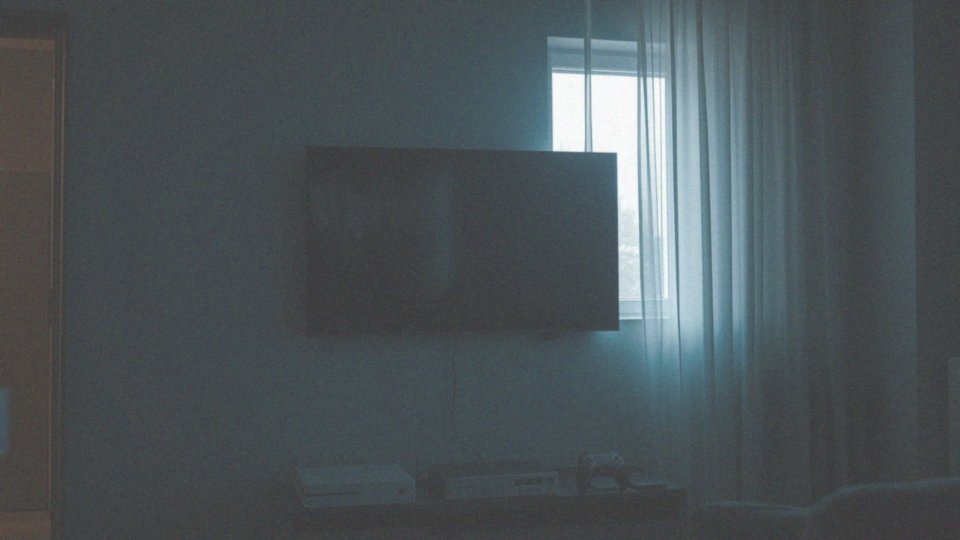 Jakie problemy z czujnikiem mogą prowadzić do samoczynnego włączania się telewizora?