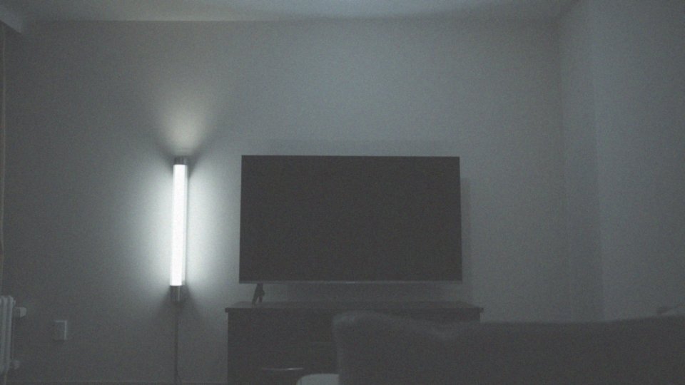 W jaki sposób świetlówki mogą wpływać na włączanie telewizora?